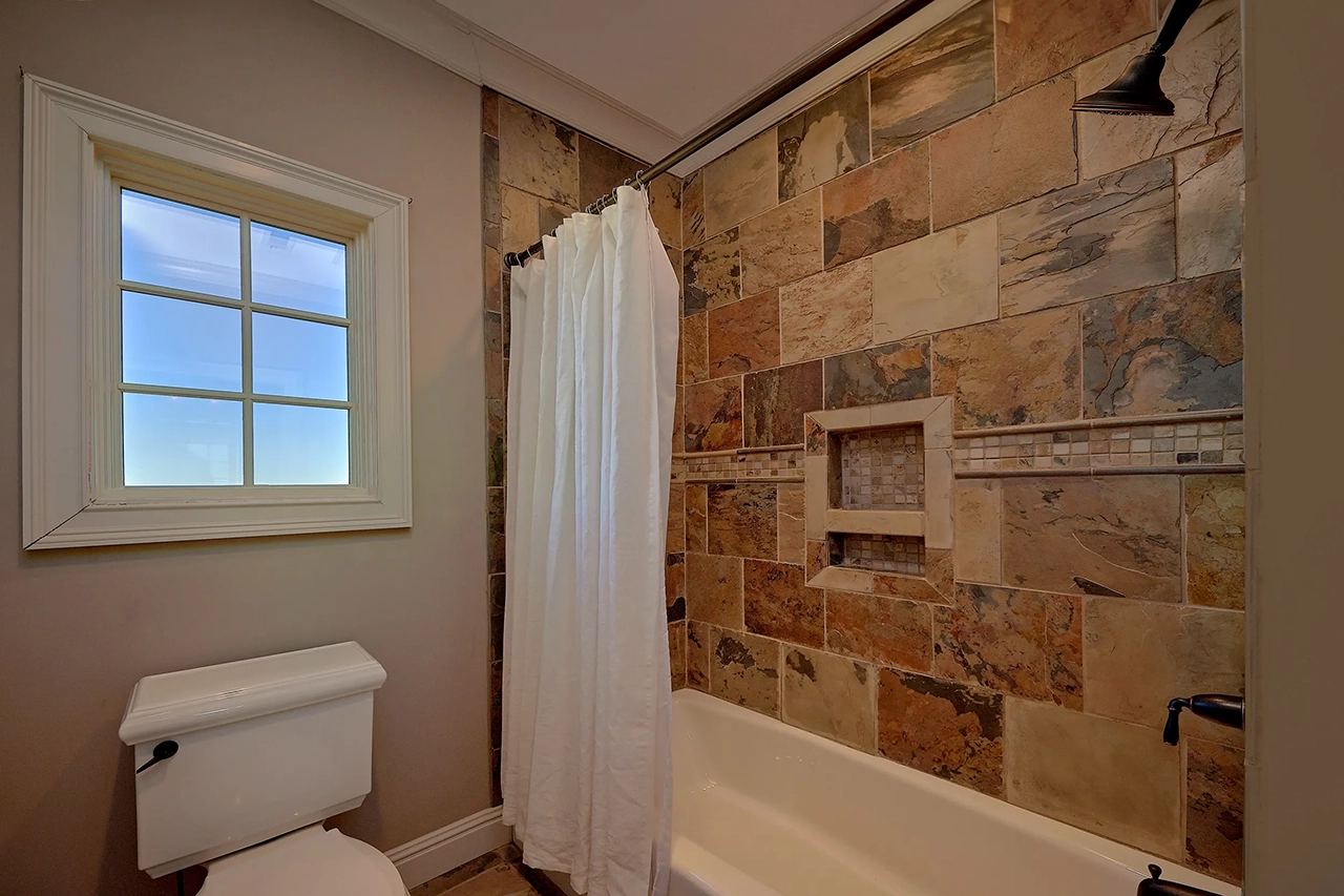 Upper Level Bathroom Shower/Tub